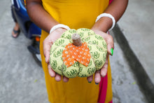 Load image into Gallery viewer, Saree Pumpkin - Large
