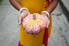 Load image into Gallery viewer, Saree Pumpkin - Large
