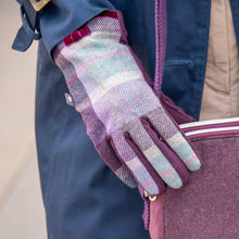 Load image into Gallery viewer, Cranberry Tweed Gloves
